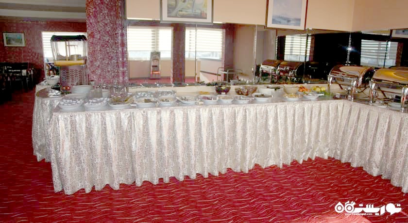 نمای کامل بوفه سلف سرویس هتل	